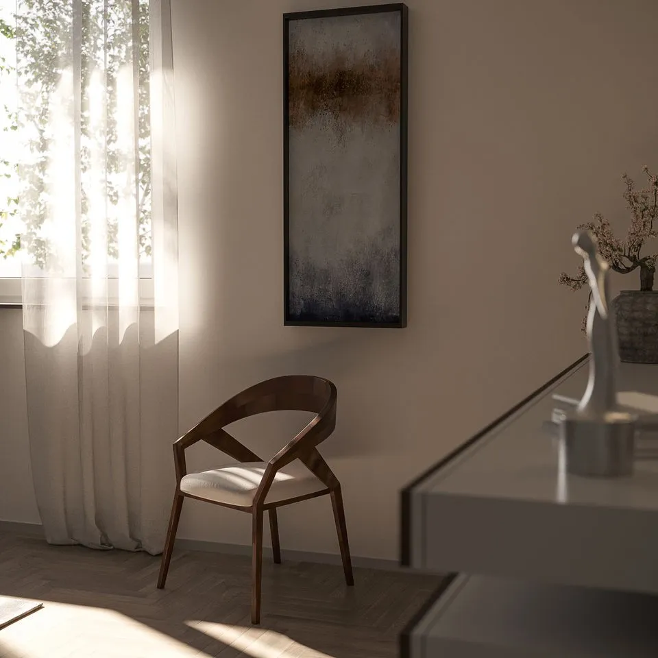 Innenvisualisierung einer Sitzecke mit Holzstuhl, Vorhang und abstraktem Wandbild im Abendlicht